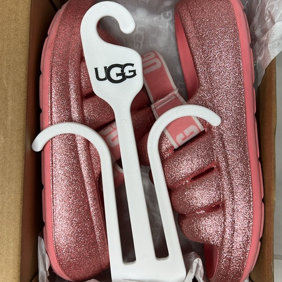 UGG K SPORT YEAH GLITTER 
PINK
USA 13
Closure type
Hook & Loop
Water resistance - Picture 6 of 8